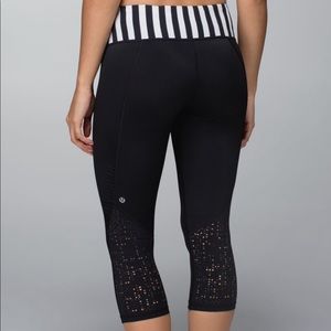 Lululemon Water Bound Crop. Black/Apex Stripe Printed Black Dune. Women Size 6.